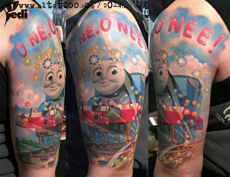 Desenhos animados multicoloridos Thomas trem tatuagem engraçada com letras no ombro