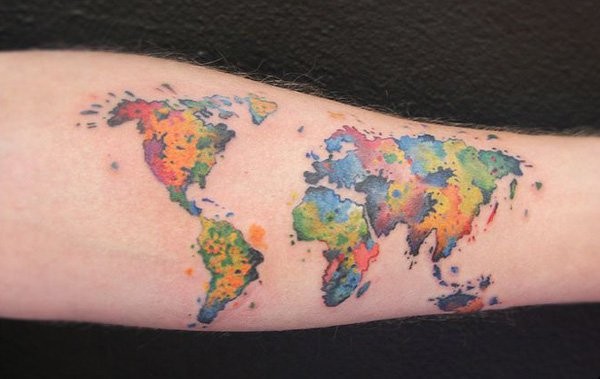 Tatuaje en el antebrazo, mapa del mundo alucinante multicolor
