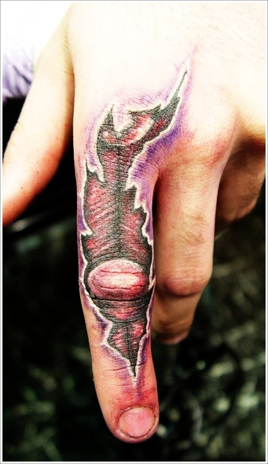 Tatuaje en el dedo, músculo debajo de la piel
