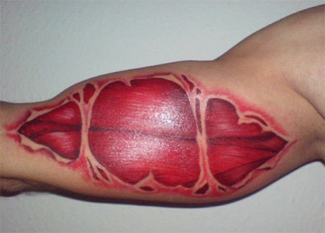 Muskeln und Bänder Hautriß Tattoo am Arm