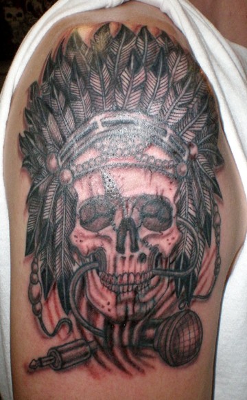 Tatuaje en el brazo, cráneo de jefe indio con micrófono