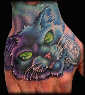 Tatuaje en la mano del hocico de un gato.