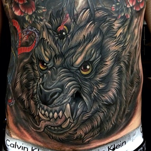Tatuaggio incredibile sulla pancia la faccia del lupo