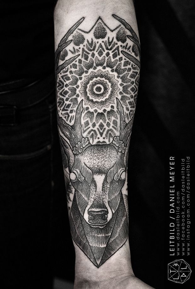 Tatuaje en el antebrazo,
ciervo con mandala, colores negro y blanco