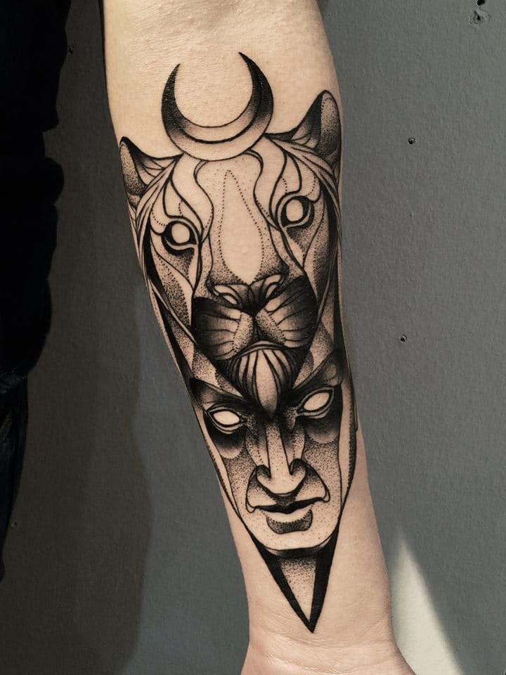 Estilo blackwork misterioso pintado por Michele Zingales antebraço tatuagem de rosto humano com leão