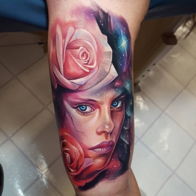 Tatuaje en el brazo, mujer divina con rosas y cosmos
