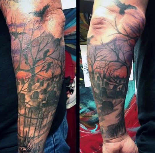 Tatuaje en el antebrazo, cementerio
oscuro realista con cuervos y árboles secos