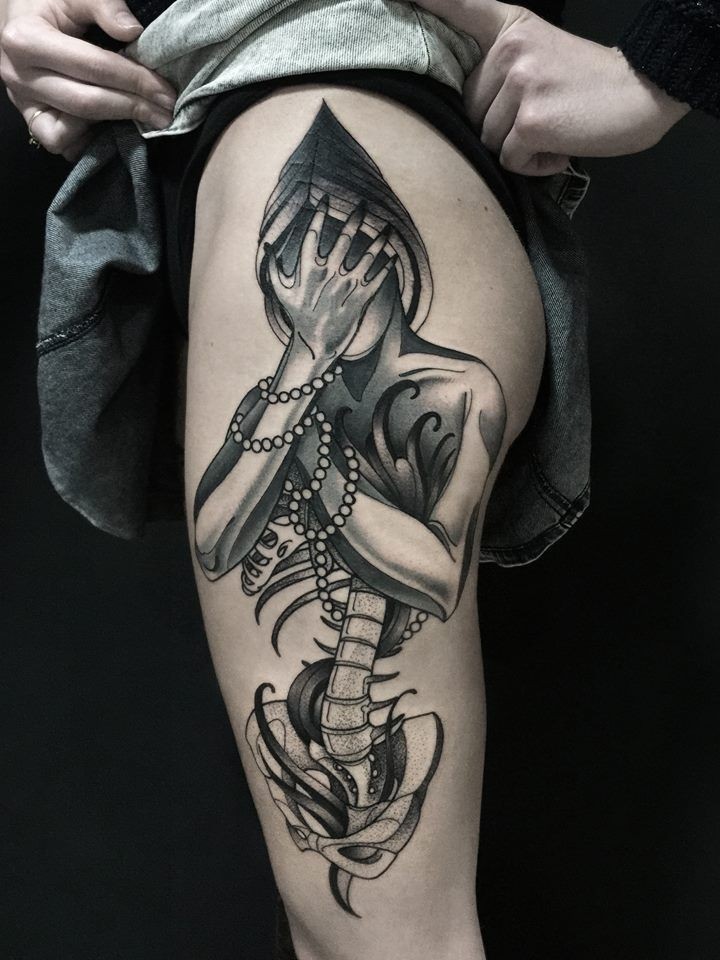 Estilo de punto misterioso pintado por Michele Zingales Tatuaje de muslo de esqueleto demoníaco