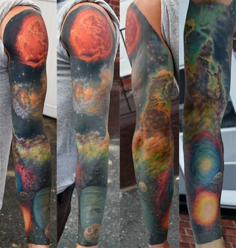 Tatuaje en el brazo completo , cosmos fantástico multicolor