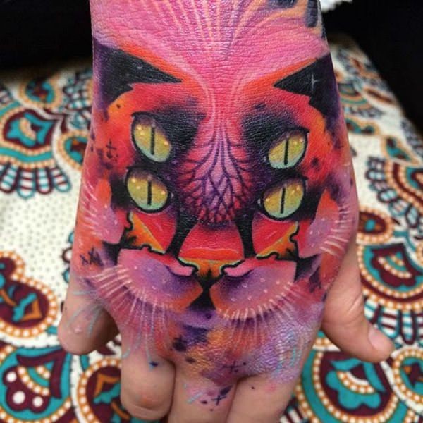 Tatuagem de mão multicolorida misteriosa de gato assustador