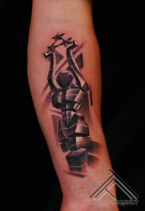 Tatuaje en el antebrazo,
instalación de arte de hierro