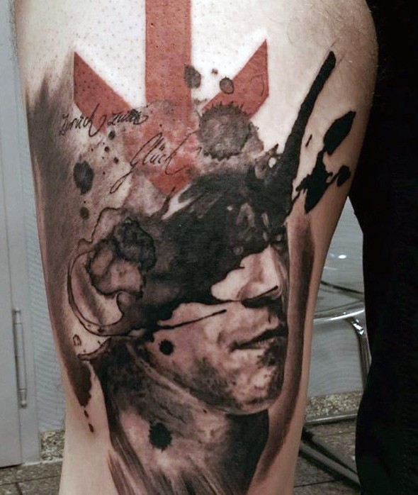 Mystisches detailliertes schwarzes und weißes Mann Porträt Tattoo am Oberschenkel mit rotem Pfeil