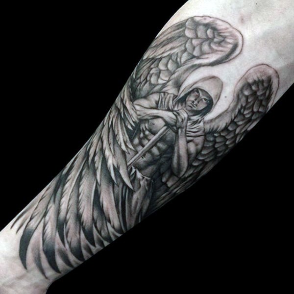 Mystisches schwarzes und weißes Unterarm Tattoo mit coolem Engel Krieger