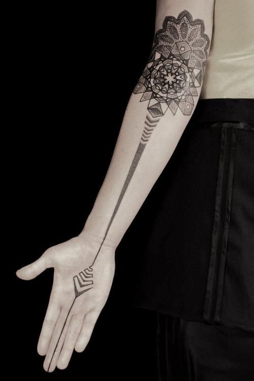 Tatuaje en el antebrazo, mandala con raya larga, tinta negra