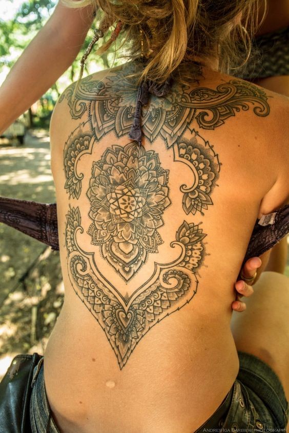 mistico inchiostro nero dettagliato tribale ornamento tatuaggio pieno di schiena