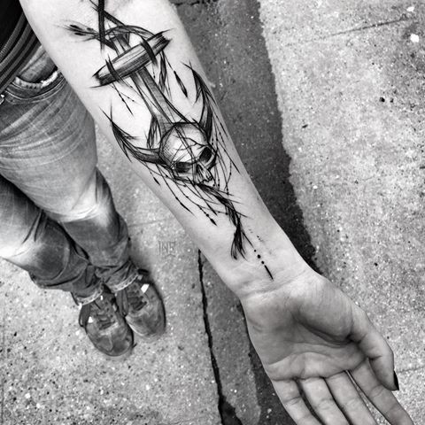 Tatuagem de antebraço de tinta preta mística de grande âncora com caveira por Inez Janiak