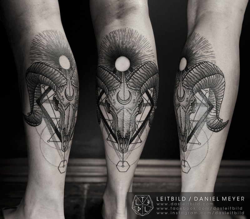 Tatuagem de perna de tinta preta mística de caveira de animal com ornamentos geométricos