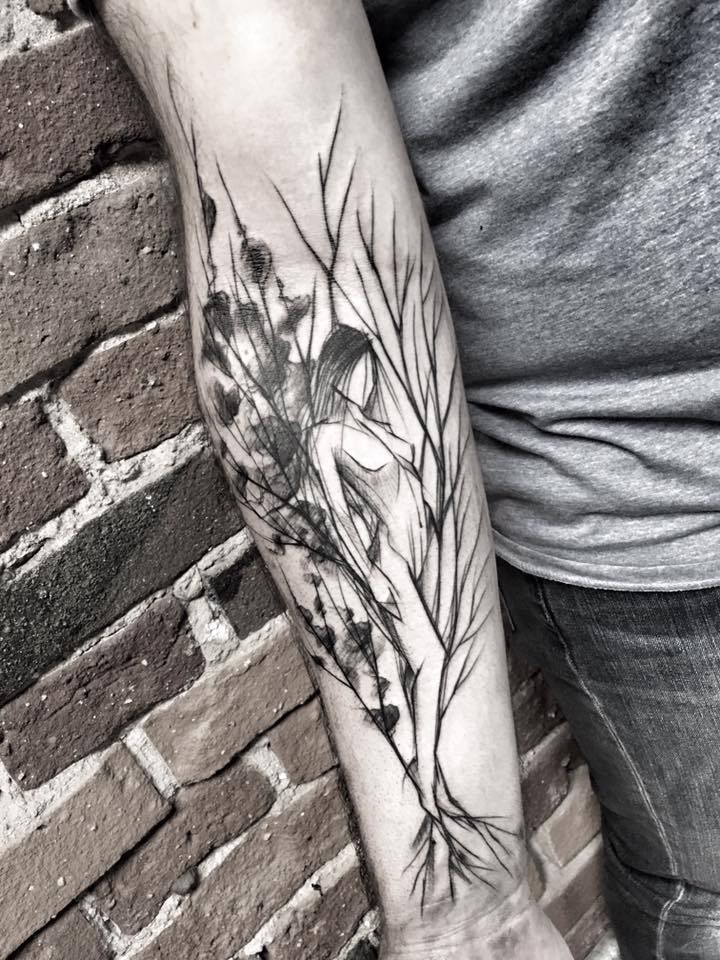 Tinta negra mística pintada por Inez Janiak tatuaje de antebrazo de mujer con árboles