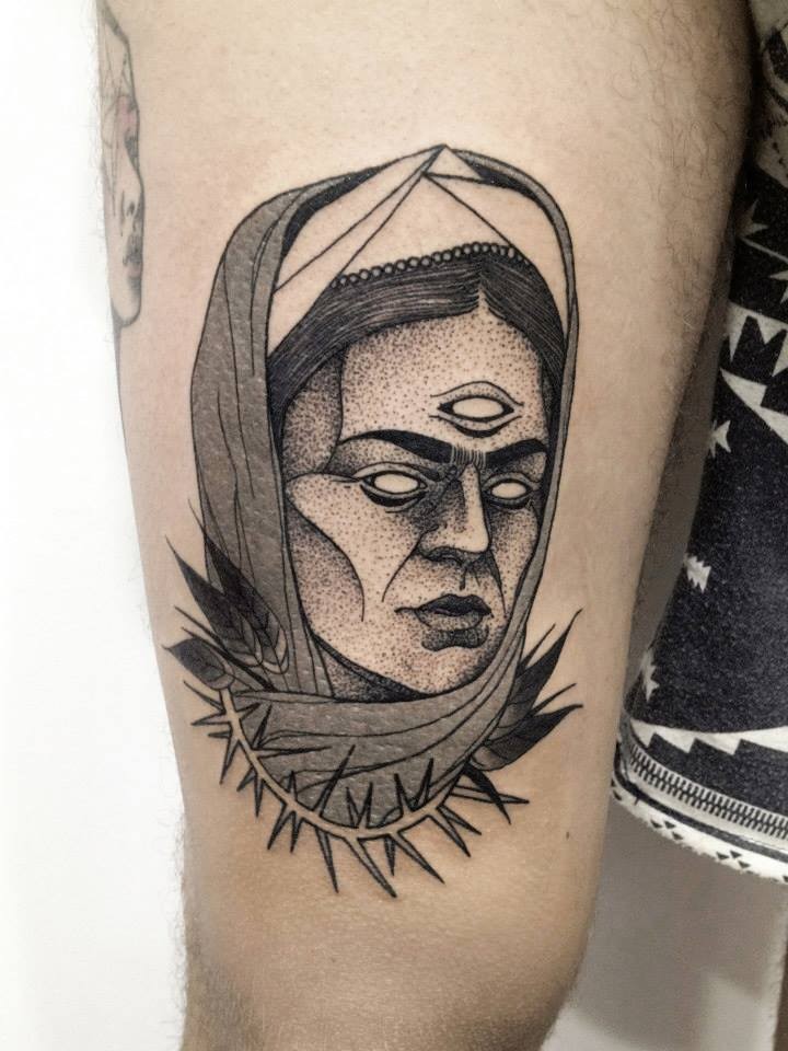 Estilo de trabajo en negro místico pintado por Michele Zingales tatuaje de muslo en retrato de mujer