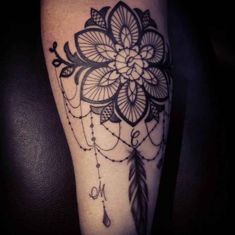 Tatuaggio mistico in stile blackwork di grande fiore con piuma di Caro Voodoo