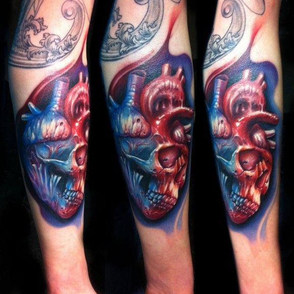Tatuaggio colorato sul braccio il teschio in forma del cuore by Bili Vegas