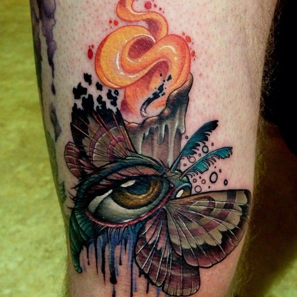Mystisches kombiniertes buntes Tattoo mit Schmetterling und Kerze