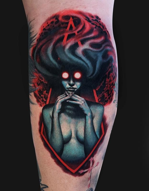Mystisches cool aussehendes farbiges Arm Tattoo mit dämonischer Frau mit roten Augen