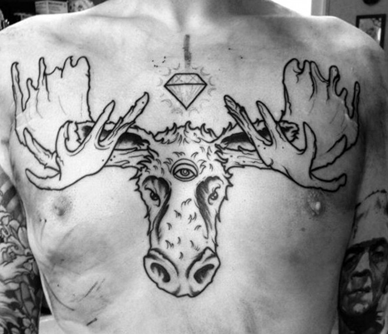 Mystischer Kult Stil schwarzes Brust Tattoo von Elch mit drei Augen und Diamanten