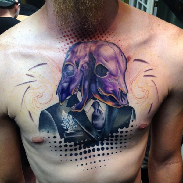 Mystisches und farbiges Porträt mit zwei Tierschädeln Tattoo an der Brust