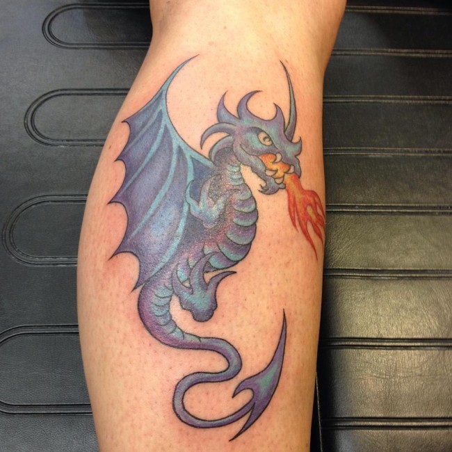 Tatuaje en la pierna, dragón azul escupiendo llamas