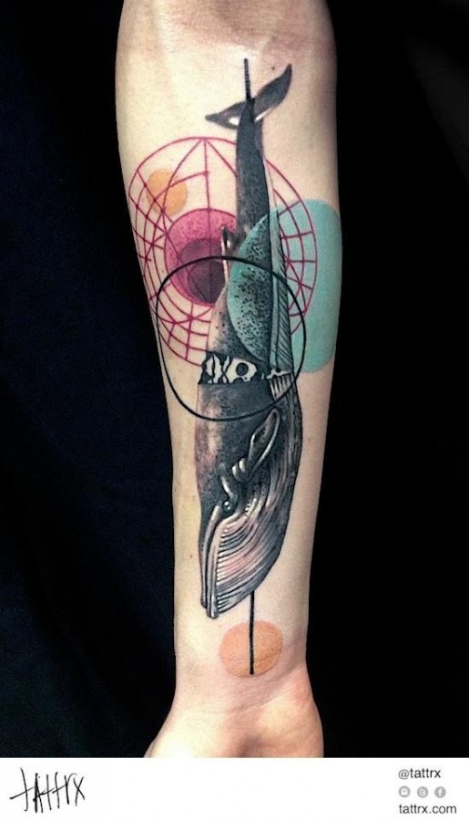 mistico geometrico stile colorato con balena grande tatuaggio su braccio