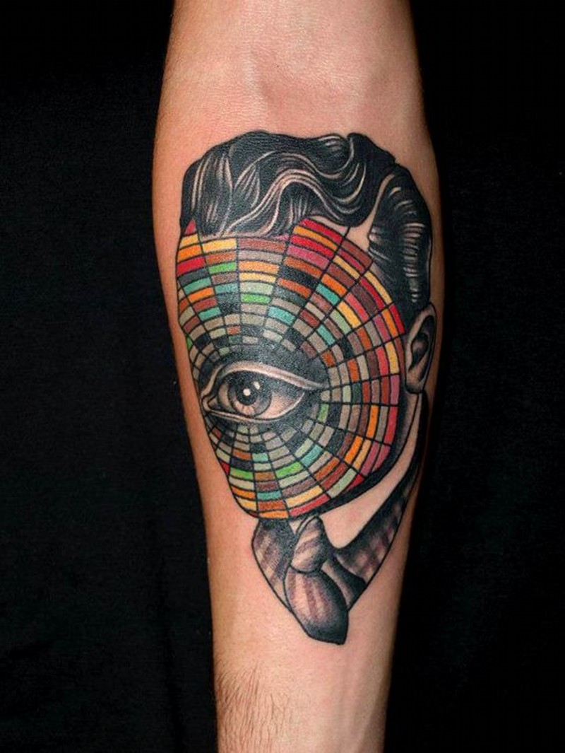 Tatuaje en el antebrazo, retrato de hombre con solo ojo y ornamento multicolor