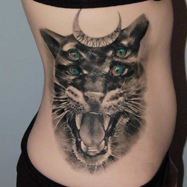 Mystisch aussehend farbiger Seite Tattoo des gruseligen Löwen mit Mond