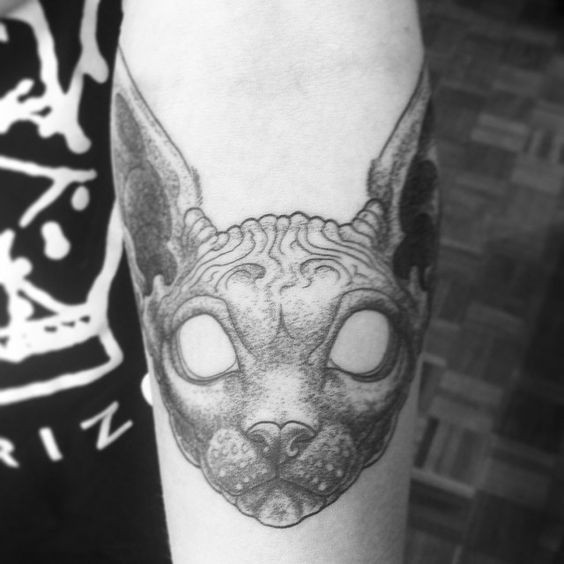 Máscara mística como tatuagem de antebraço de cara de gato arrepiante