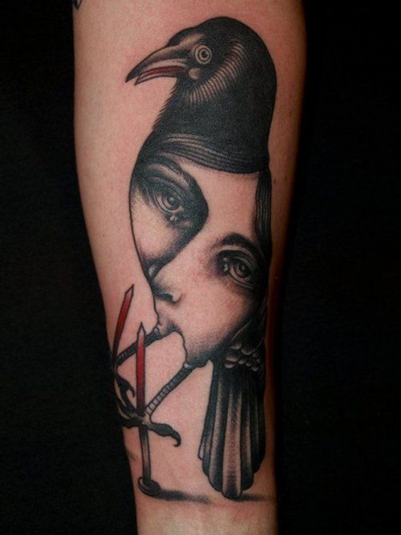 Mystisches gemaltes farbiges gruseliges Tattoo Vogel mit Porträt der Frau am Arm
