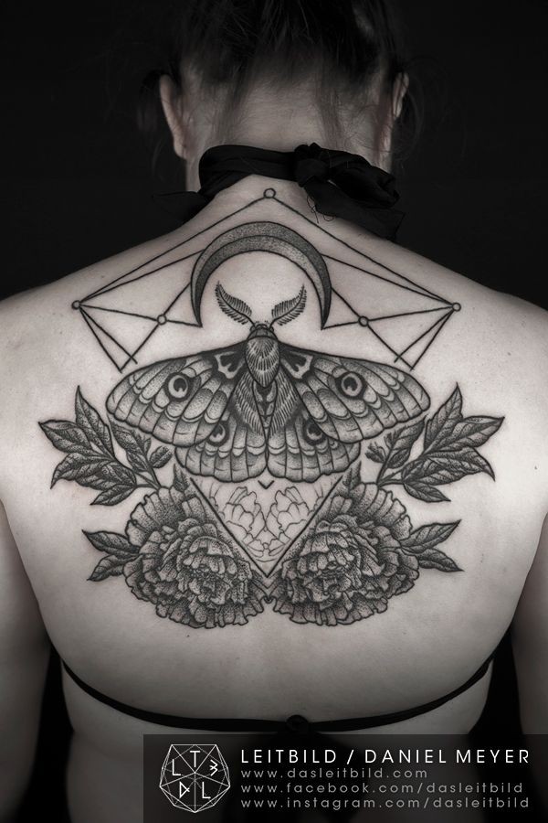 Tatuaje en la espalda, mariposa con flores y figura geométrica, diseño estilizado