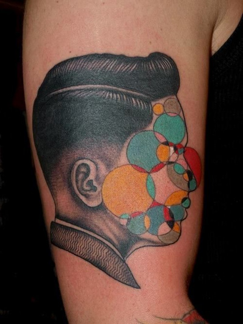 mistico stile disegno colorato meta ritratto meta vari cerchi tatuaggio su spalla