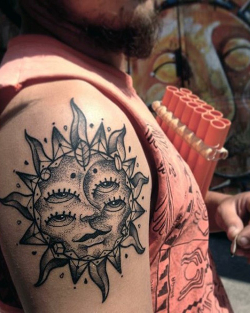 Tatuaje en el brazo,
sol surrealista con un montón de ojos