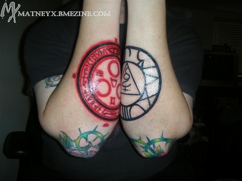 Mystisches rotes und schwarzes Kreis geformt Symbole Tattoo an beiden Unterarmen mit Schriftzug