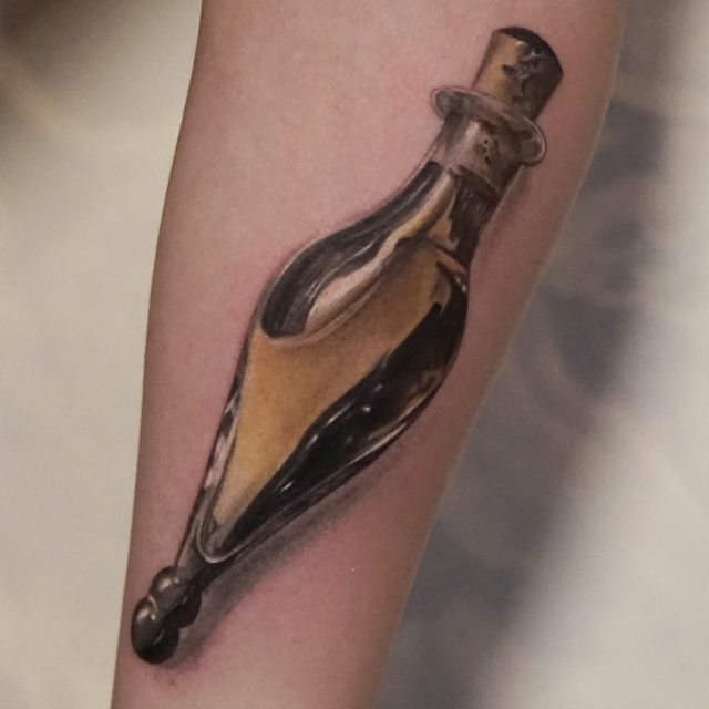 Natürlich aussehendes 3D Unterarm Tattoo mit der magischen Flasche
