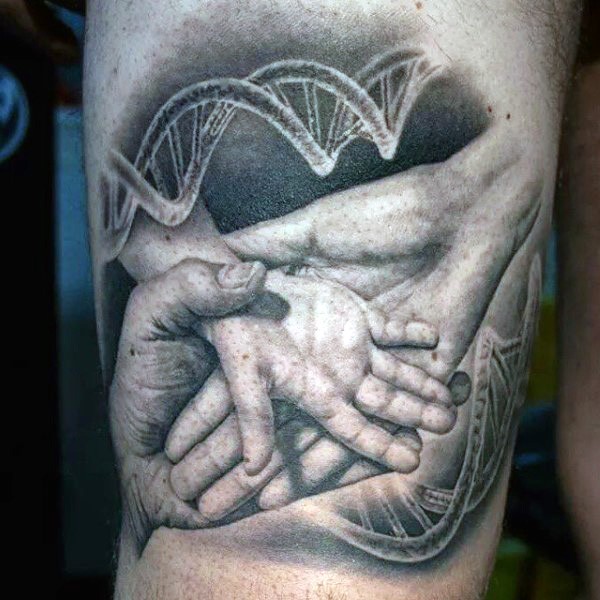 Natürlich aussehende schwarze und weiße familiäre Hände mit DNS Tattoo am Oberschenkel
