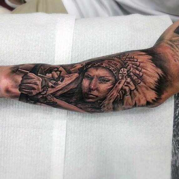 Natürlich aussehendes schwarzes und weißes Unterarm Tattoo mit indianischer Frau Bogenschütze