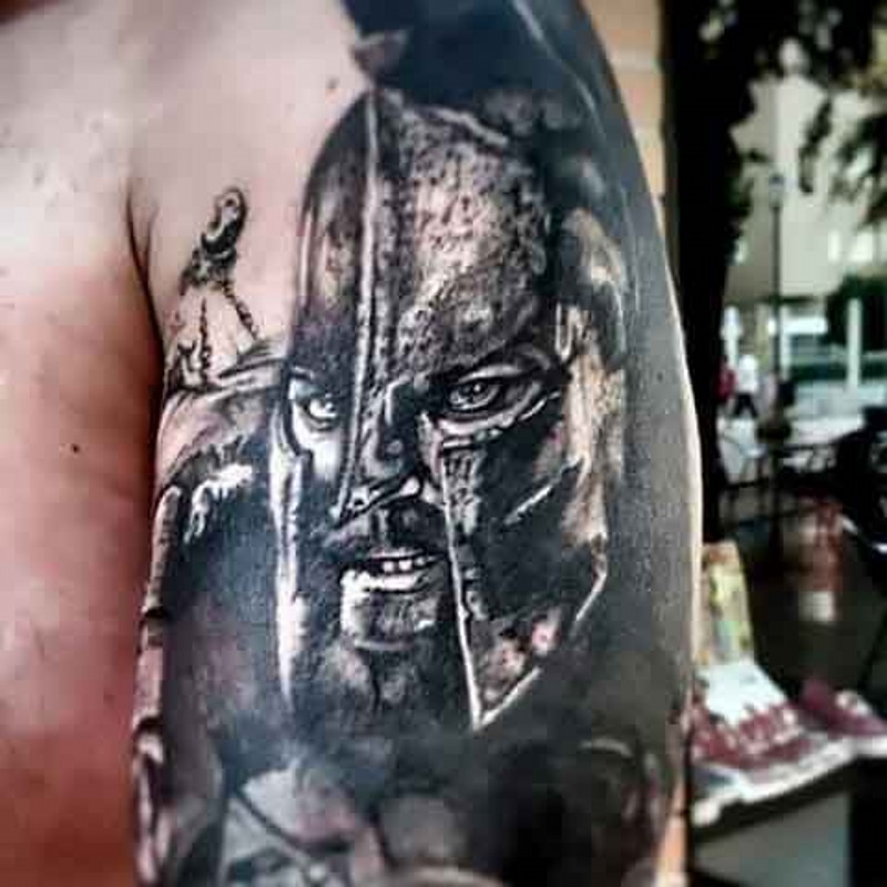 Natürlich aussehendes schwarzes und weißes Schulter Tattoo mit spartanischen Königs Porträt