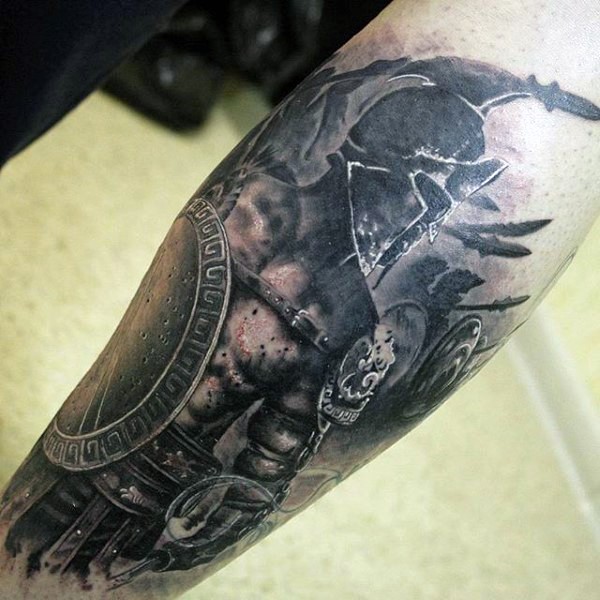 Tatuaje negro blanco de guerrero antiguo musculoso