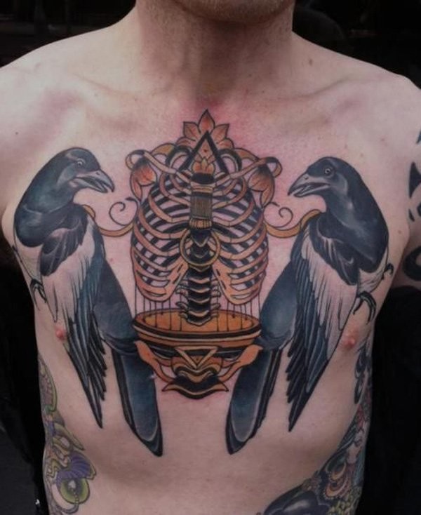 Tatuaje en el pecho, jaula de huesos humanos y dos aves lindas