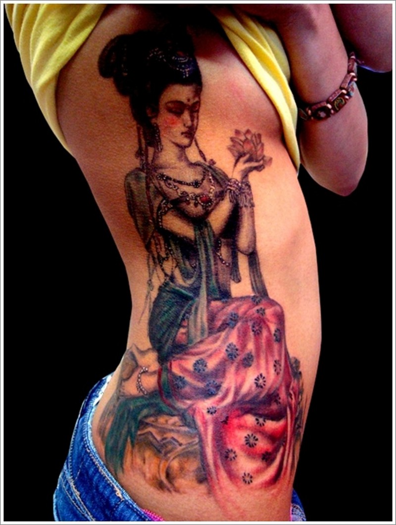 Natural looking colored beautiful side tattoo of geisha in beautiful dress