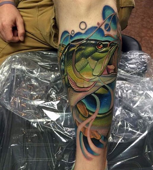 Natürlich aussehender farbiger großer gehakter Fisch Tattoo am Arm