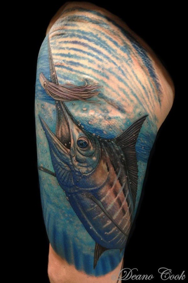 Tatuaje en el brazo, pez bien pintada en el agua azul clara
