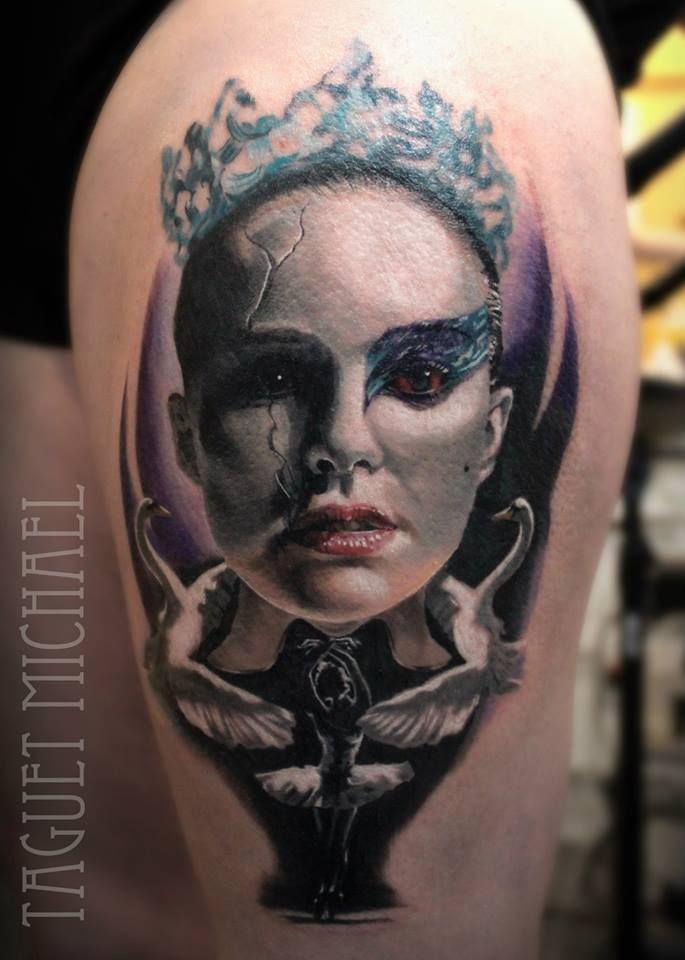 Natürlich aussehend farbiger Oberschenkel Tattoo der unheimlichen Frau mit Schwäne