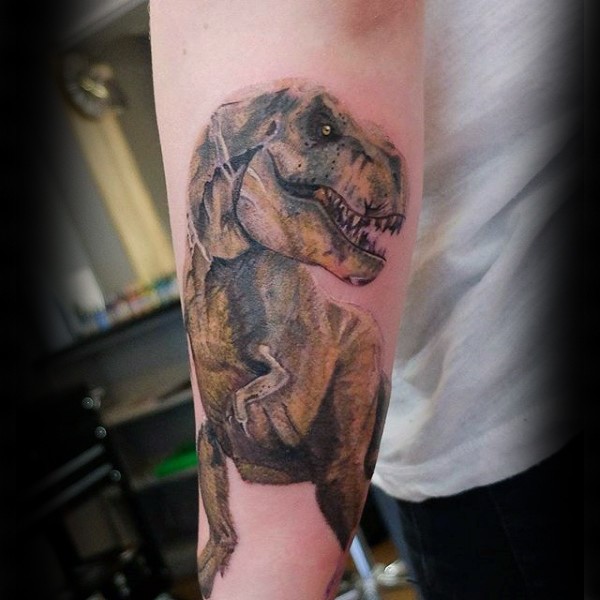 Natürlich aussehendes farbiges Unterarm Tattoo mit  großem Dinosaurier